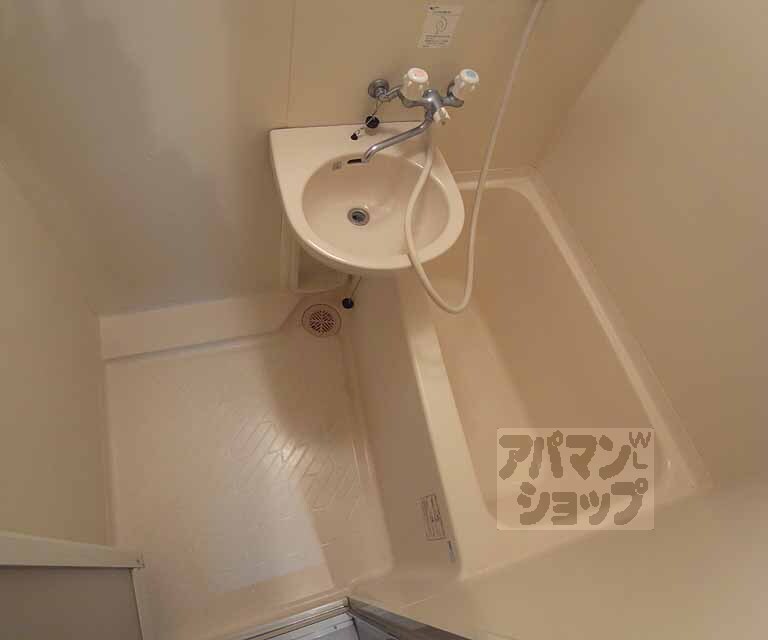 バス・シャワールーム　ゆったり浸かれるバスルームです。