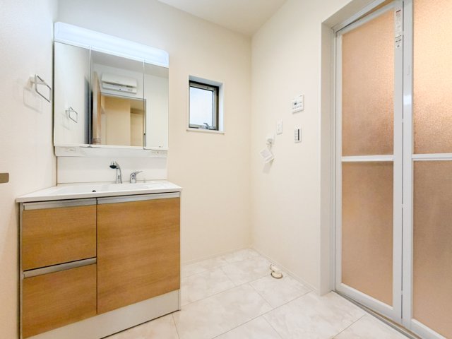 洗面設備　明るい洗面所です