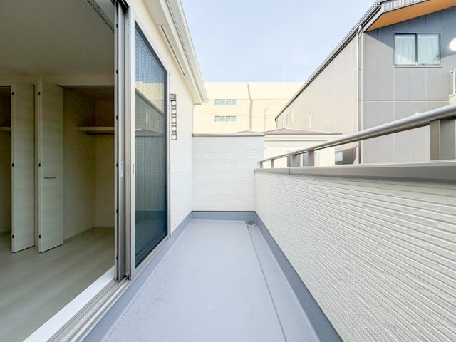 バルコニー　外からの目が気にならないバルコニーで洗濯物が干せます