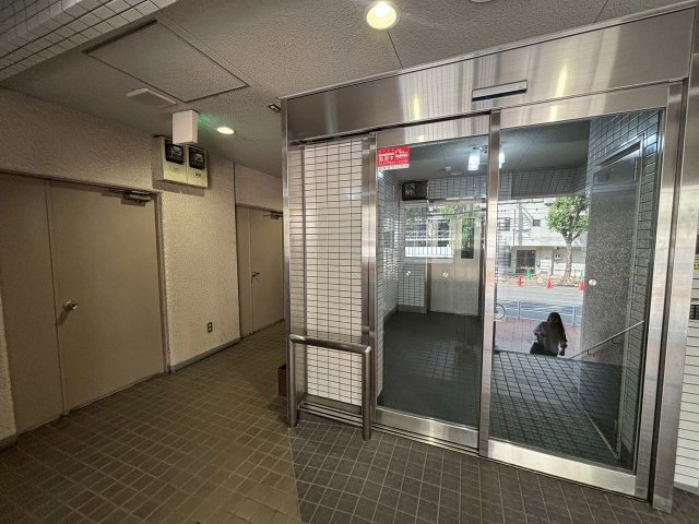 エントランス　落ち着いたエントランスです