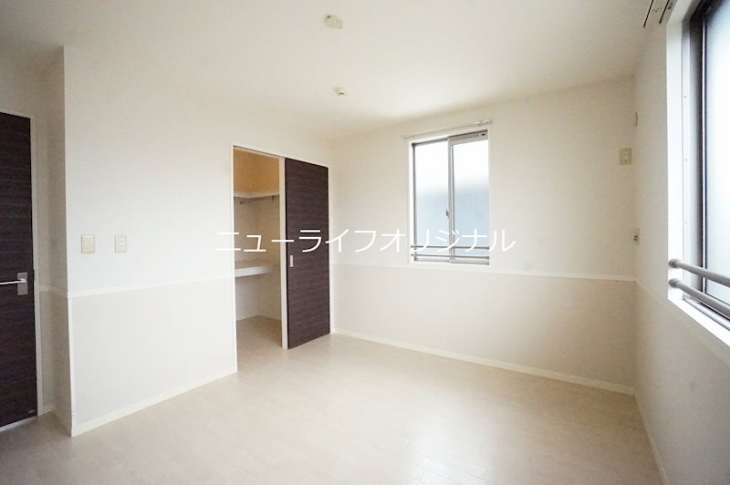 その他部屋・スペース　独立した6.7帖洋室。2面に窓があります。