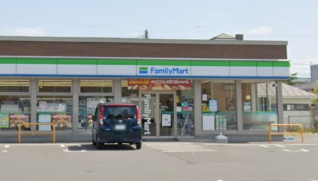 コンビニ　ファミリーマート（コンビニ）まで1038m