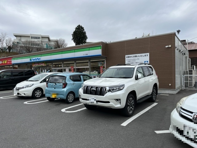 コンビニ　ファミリーマート六ッ川西店（コンビニ）まで725m