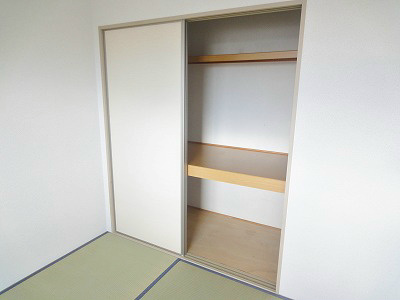 収納　和室には押入れが付いています。