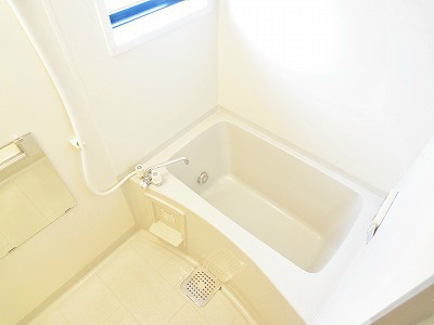 バス・シャワールーム　追炊き機能付き、窓も付いております。