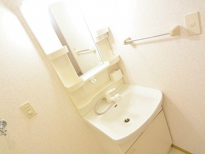 洗面設備　清潔感のある洗面台になります。