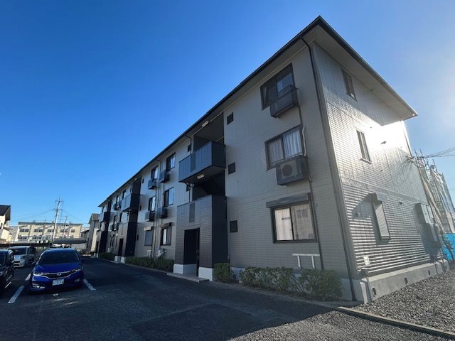 建物外観　3階建てのアパート