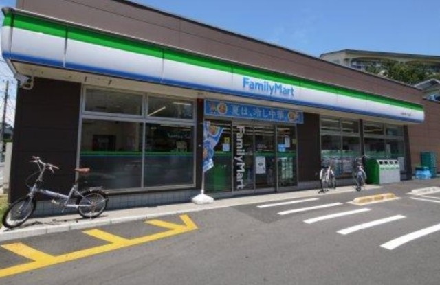 コンビニ　ファミリーマート杉並井草一丁目店（コンビニ）まで303m