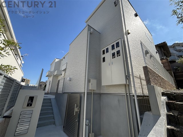 建物外観　オートロックで外部の人間が簡単に出入りできないため安心です。