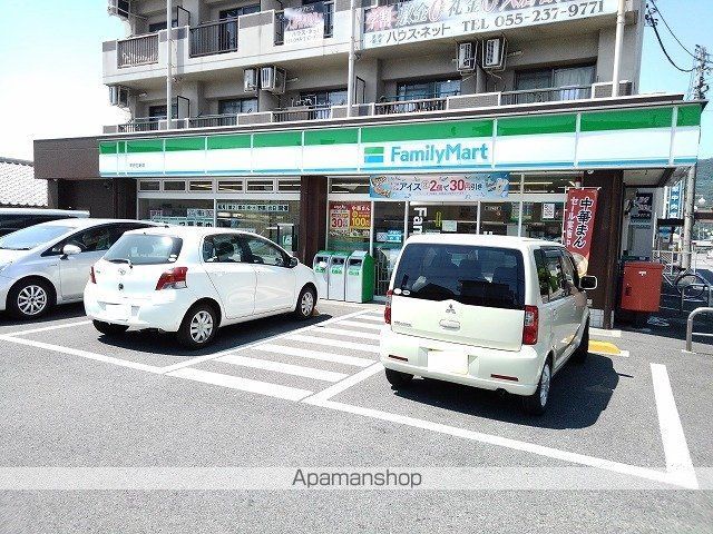 コンビニ　ファミリーマート甲府北新店（コンビニ）まで550m