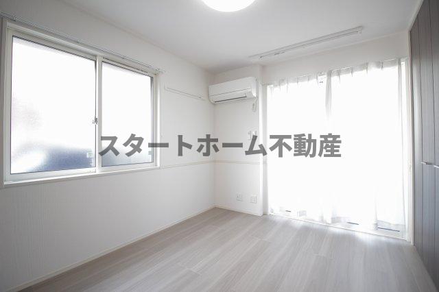 その他部屋・スペース　落ち着いた色調の寝室です