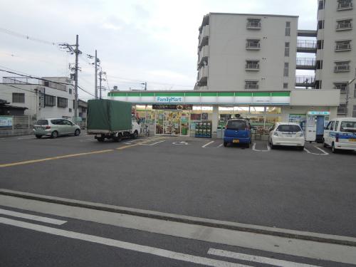 コンビニ　ファミリーマート（コンビニ）まで137m