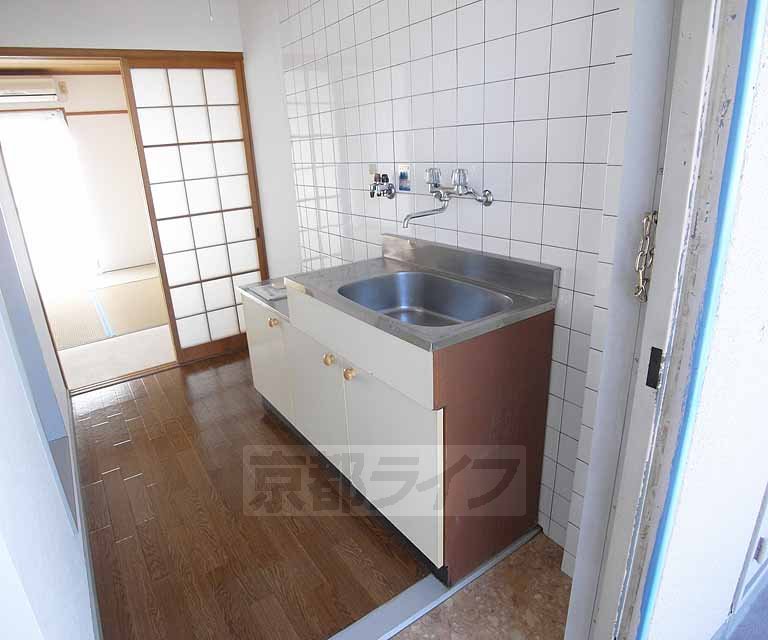 キッチン　玄関スグにキッチンがございます。