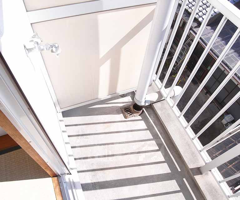 バルコニー　洗濯機はベランダに設置可能です。