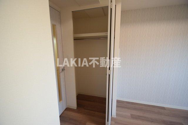 収納　たくさんある服もこちらに収納。