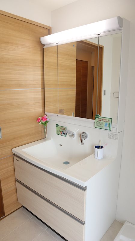 洗面設備　３面鏡付き独立洗面台。収納スペースがたくさんあるので、使い方