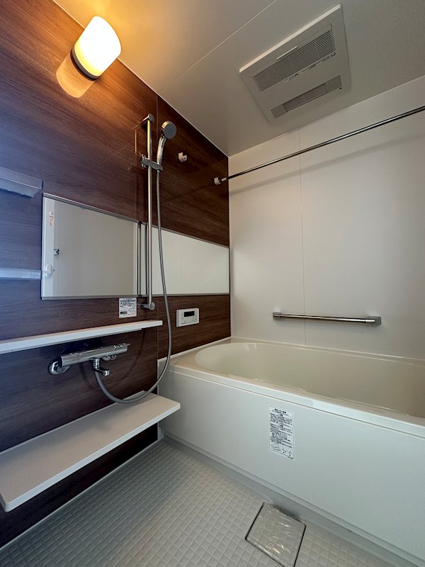 バス・シャワールーム　追焚機能でいつでも温かい湯船でリラックスできます。雨天時の洗