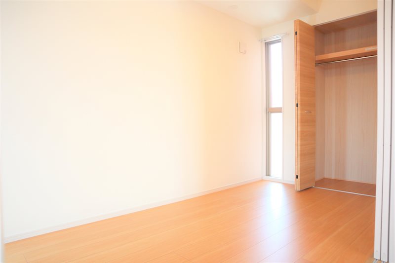 その他部屋・スペース　洋室も十分な広さを確保。リビングとの間に仕切り扉があり、くつ