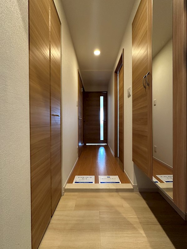 玄関　玄関のシューズボックスは姿見鏡付き。