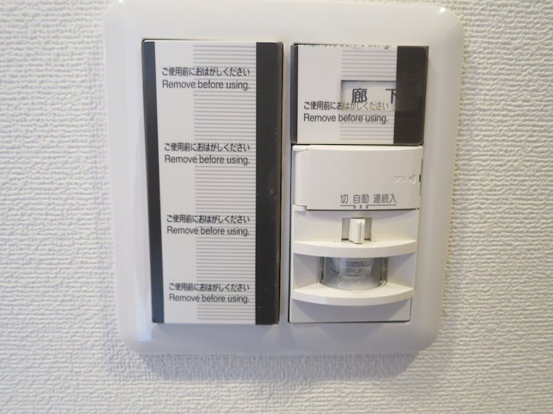 その他　玄関には自動照明付き。夜の帰宅時にも、明るく温かく迎えてくれ