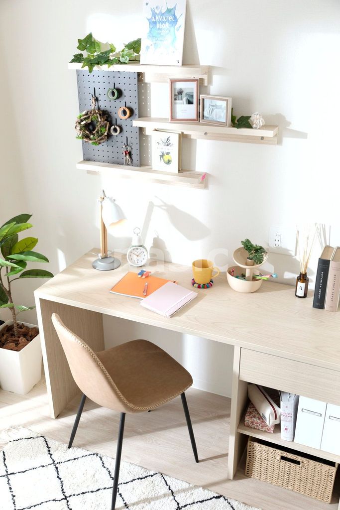 居室・リビング　机・椅子（※モデルルームにつき小物はつきません）