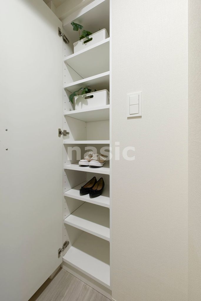 玄関　シューズケース（※モデルルームにつき小物はつきません）