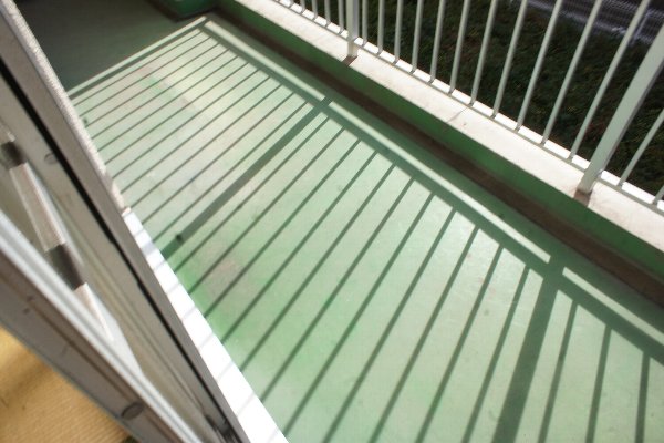 バルコニー　暖かな日差しのふりそそぐバルコニー