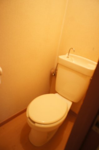 トイレ　温水洗浄暖房便座付ます。