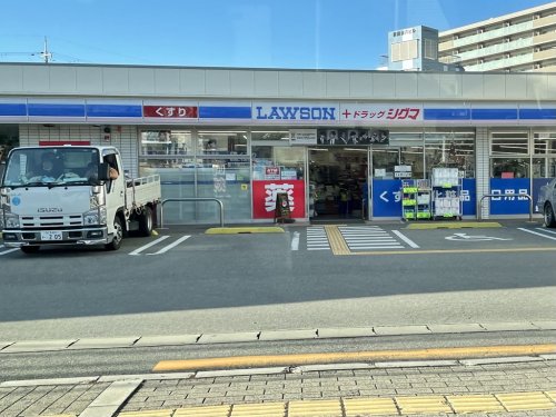 コンビニ　ローソン ドラッグシグマ八尾本町店（コンビニ）まで455m
