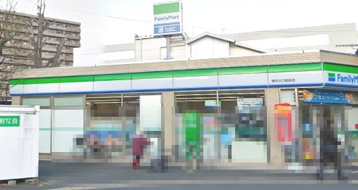 コンビニ　Family Mart（コンビニ）まで863m