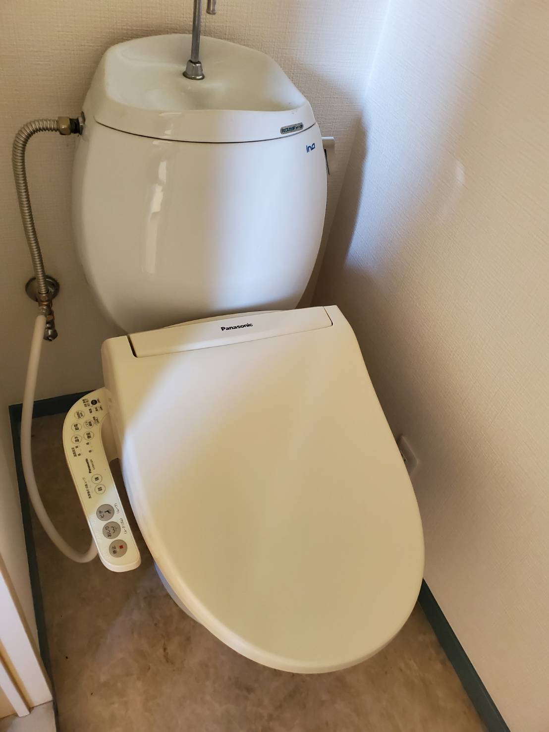 トイレ　落ち着いた色調のトイレです