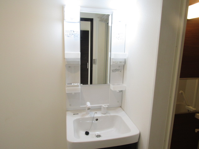 洗面設備　※同物件の別部屋の写真です。