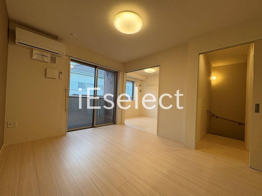 居室・リビング　アクセントクロスがおしゃれなリビングです