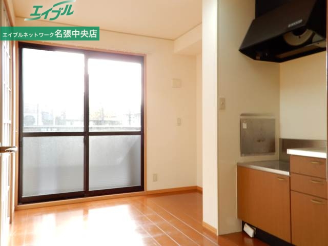 居室・リビング　同物件別室写真