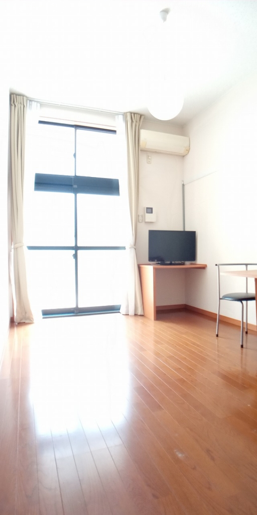 居室・リビング　備品は部屋毎に異なります。１Ｆのみフローリング。