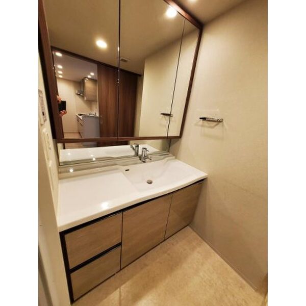 洗面設備　大型な三面鏡付き洗面台です