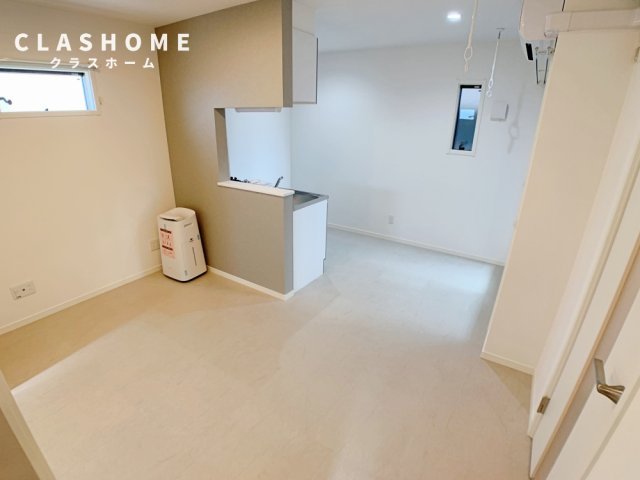 居室・リビング　同物件の別部屋になります。