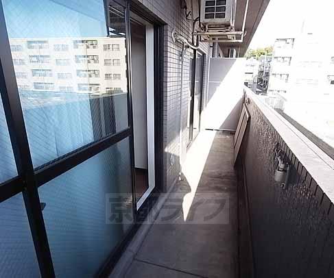 バルコニー　広いバルコニー。たっぷり洗濯物も干せます