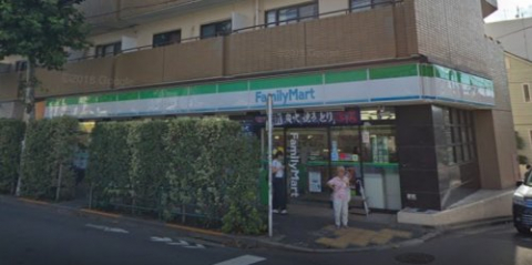 コンビニ　ファミリーマート　新代田駅前店（コンビニ）まで53m