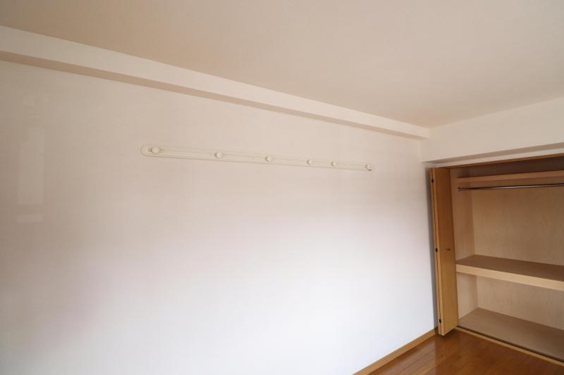 収納　ハンガーも掛けられる収納です