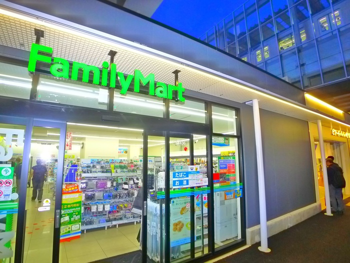 コンビニ　ファミリーマート（コンビニ）まで700m