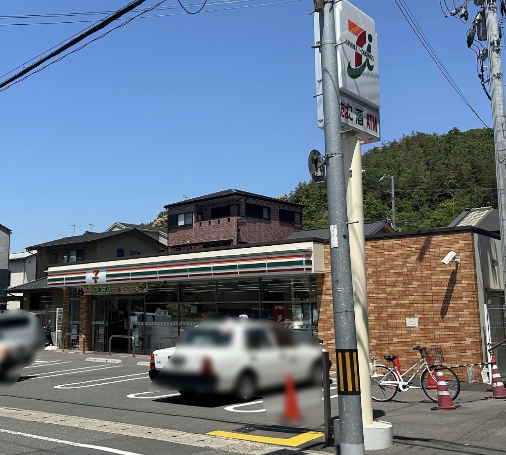 コンビニ　セブンイレブン 山科御陵鳥ノ向町店（コンビニ）まで240m