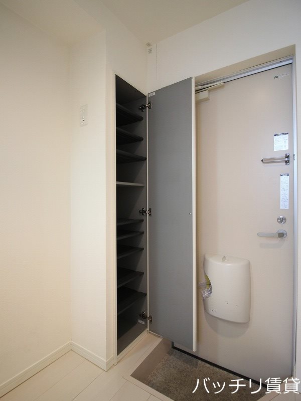 玄関　同タイプのため、現状を優先いたします。