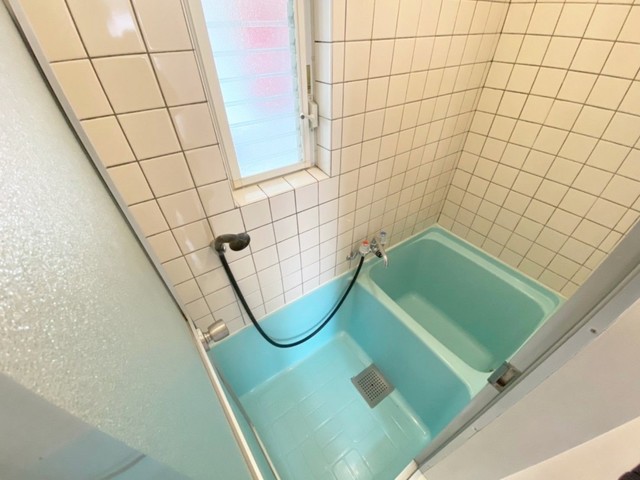 バス・シャワールーム　明るく風通しの良い窓付バスルーム