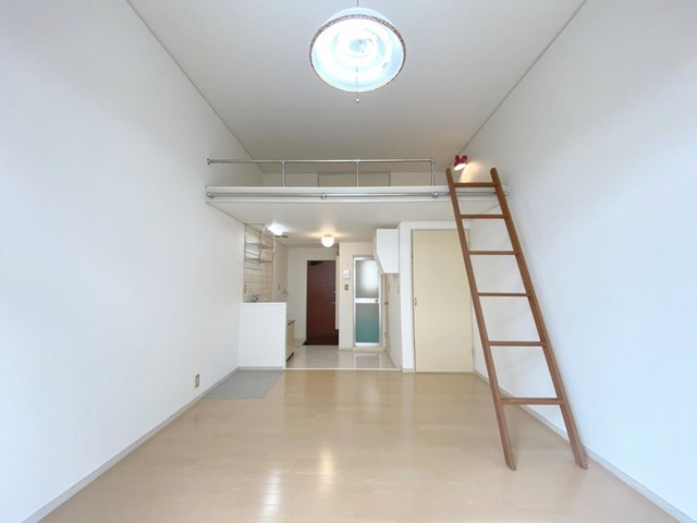 居室・リビング　白基調の爽やかな室内