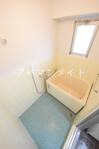 バス・シャワールーム　コンパクトで使いやすいお風呂です