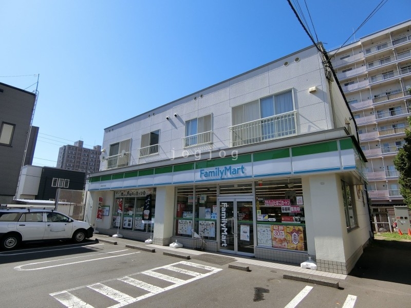 コンビニ　ファミリーマート東札幌6条店（コンビニ）まで224m