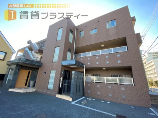 建物外観　敷地内駐車場完備の鉄筋マンション。