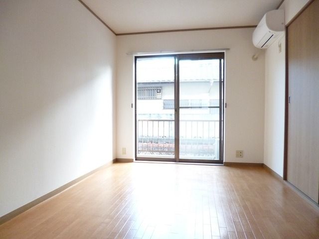 居室・リビング　★洋室は南向き日当たり良好★