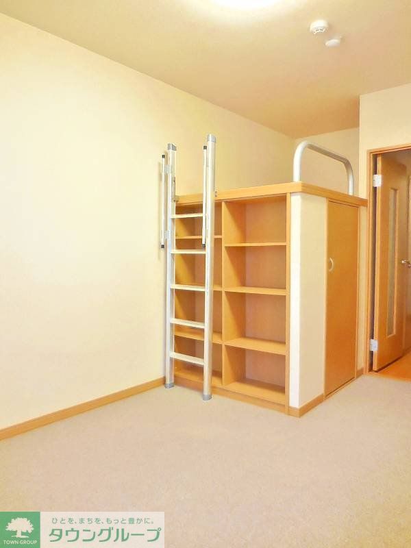 居室・リビング　1Fはフローリング・2Fはカーペット。梯子は寄せることも可。